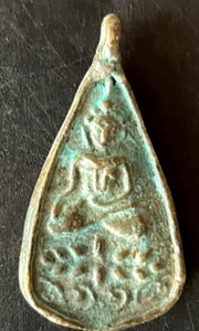 Rare Amulette Thaï BOUDDHA MUDRA BHUMISPARSA TALISMAN sacré cuivre Thaïland T156 - Imagen 1 de 5