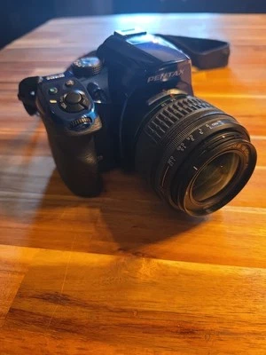 Juego de lentes Pentax K30 18-55 probado excelente estado bajo número de obturadores Foto 1 de 4