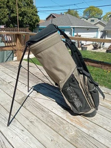 Bolsa de golf PING Hoofer 2 con soporte carro de transporte 4 vías negro oliva - sin cubierta para lluvia - Imagen 1 de 8
