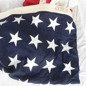 Vintage WWII Bestattungsflagge 48 Sterne amerikanische Flagge Stier Hund Wimpelkette 5 x 9 1/2 Fuß (LESEN) - Bild 1 von 7