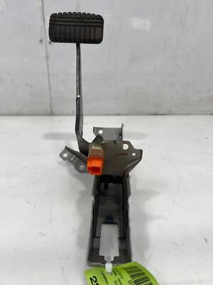 Conjunto de pedal de freno Mitsubishi Mirage 2014-2023 OEM Foto 1 de 4