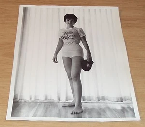 Foto ÚNICA DE VENTILADOR DE BÉISBOL DE 8" X 10" EN BLANCO Y NEGRO DE LOS AÑOS 60 ~ "Los Angeles DODGERS" ~ Encantadora dama ~ - Imagen 1 de 5