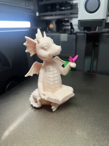 Impreso en 3D, dragón con un libro y una mariposa - Imagen 1 de 4