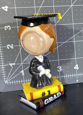 Marco de fotos facial de personaje de niña morena de graduación nuevo pelo rojo cabeza bobble Foto 1 de 3