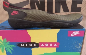 Nike Aqua Turf Uomo Taglia:9 FZ5627 200 Medium Olive University Rosso - Foto 1 di 6