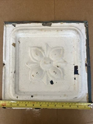 Telha antiga 1800 12" x 12" TETO DE ESTANHO design floral com moldura vitoriana - Imagem 1 de 2