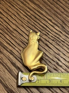 PIN GATO tono dorado firmado VMFA 1988 MUSEO VIRGINIA satinado gatito cola rizada 2,5" - Imagen 1 de 5