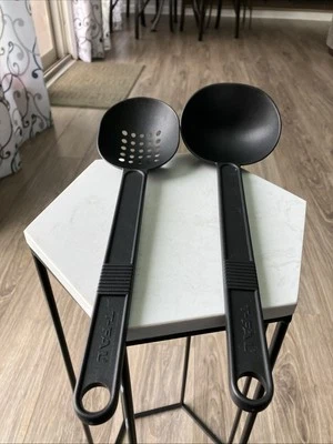 De colección T-FAL Negro Nylon Ranurado Cuchara para Servir Sopa Cucharón Utensilios Antiadherentes Foto 1 de 4