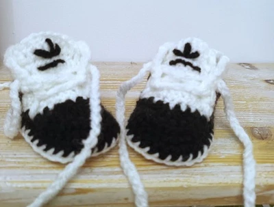 Primeiro tênis feito à mão bebê crochê sapatos brancos pretos Sapatilhas  - Imagem 1 de 4