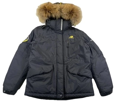 Jaqueta New Balance Patrol com Capuz de Pele Sintética Preta Tamanho Médio 90 - Imagem 1 de 4