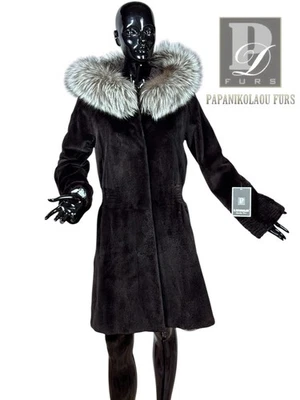 Chaqueta negra visón esquilado de piel real con capucha y rayas de zorro Foto 1 de 4