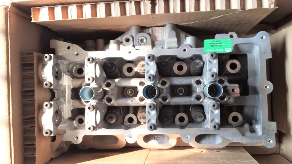 Culata de motor derecha Mopar 68214828AB para Jeep Cherokee 2016 3,2 L-V6 Foto 1 de 2