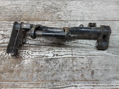 2008 08 Genuino Scooters Buddy 125 Motor Montaje Soporte de suspensión Foto 1 de 4