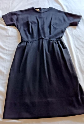 DE COLECCIÓN PRINCIPIOS DE 1960 HELEN WHITING LITTLE VESTIDO NEGRO FUNDA BUENOS AGUJEROS TALLA 6-8? Foto 1 de 4