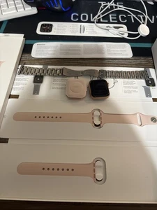 Apple Watch Series 5 40mm Aluminum Gold Case Pink Sand Sport Band - Extra Band - Photo 1 sur 3
