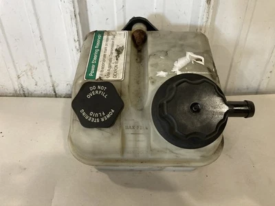 Depósito de dirección asistida Freightliner M2 106 izquierda/conductor - usado Foto 1 de 4