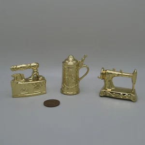 Lote de figuras vintage de máquina de coser piedra de hierro en miniatura casa de muñecas de metal dorado - Imagen 1 de 9