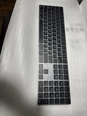 Teclado mágico Apple genuino con teclado numérico (gris espacial/negro) A1843 Foto 1 de 3