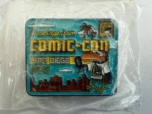 SDCC 2023 Exclusivo PIN Esmalte Solapa TOUCAN BIRD San Diego COMIC CON Mascota NUEVO - Imagen 1 de 3