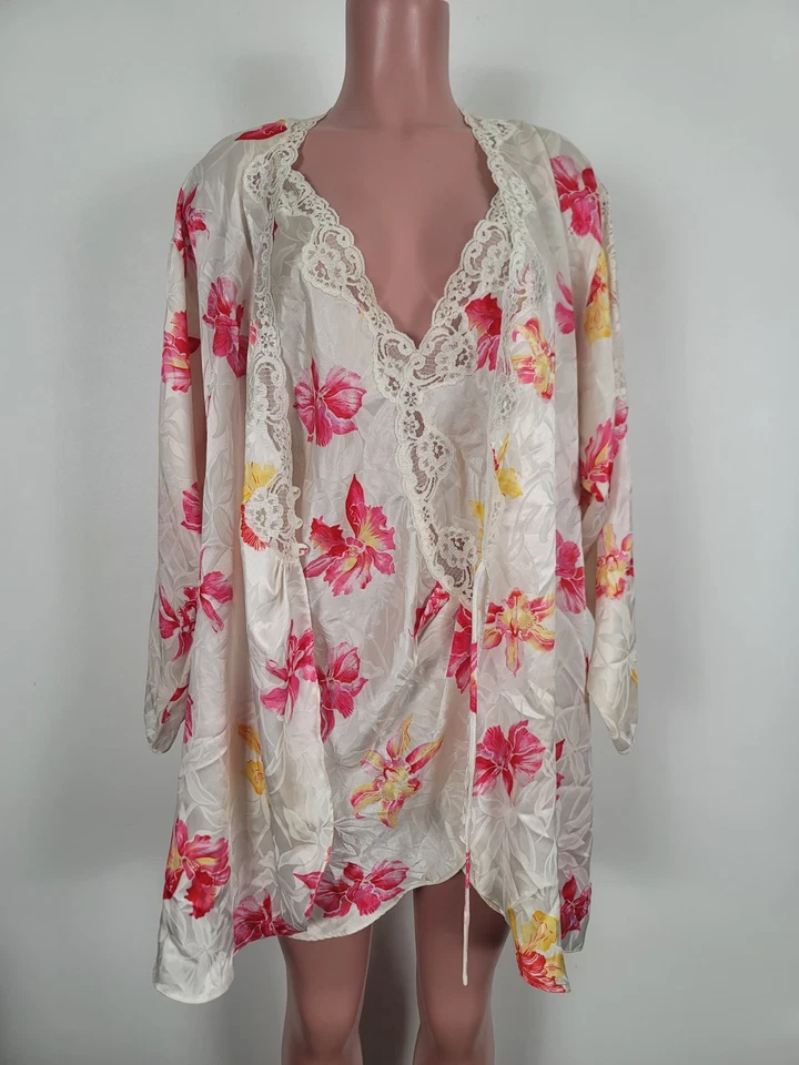 Conjunto de bata camisón floral satinado vintage Josie by Natori para mujer talla grande  Foto 1 de 4