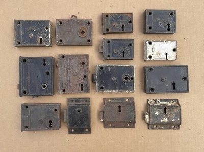 EXCELENTE Lote a Granel de (14) Fechaduras Antigas de Aro de Porta Tamanhos Mistos Aplicadas na Porta - Imagem 1 de 4