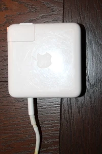 Original Apple MacBook Pro 61W USB-C Netzteil Ladegerät mit Kabel - Bild 1 von 2