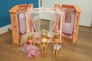 Vintage Barbie Magic Key Folding Doll House With 3 Barbie Dolls - Picture 1 of 17