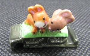 Feve Thème Animaux en Wagon " 2 petits Lapereaux " Lapin Rabbit #G7 - Imagen 1 de 2
