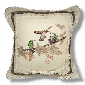 Vintage handbemalt Dekokissen Kolibri & Blatt Design Spitzenborte beige - Bild 1 von 9