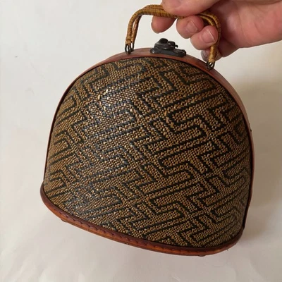 Bolso de mano redondo tejido vintage de madera de bambú con cierre de asa superior Foto 1 de 4