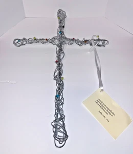 Alambre de metal plateado en forma de cruz con decoración de "joyas" de plástico de colores - Imagen 1 de 6