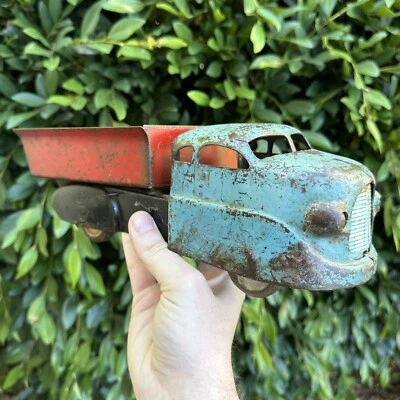 Camión de volteo Wyandotte de acero prensado antiguo de los años 40 en estado original Foto 1 de 4