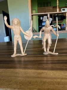 2 Vintage Louis Marx 6" Plastic Indian Warrior Toy Figures - Imagen 1 de 8