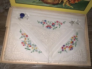 VINTAGE 1950’s Hand Loom 3 EMBROIDERED HANDKERCHIEFS IN CARDBOARD BOX - Picture 1 of 9