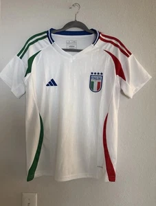 ITALY AWAY SOCCER JERSEY - I Wear Large And It Fits Me But Says Its Size Small - Picture 1 of 2