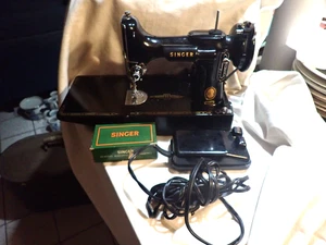 Vintage Singer Featherweight 221 Portable Sewing Machine with case & accessories - Picture 1 of 19