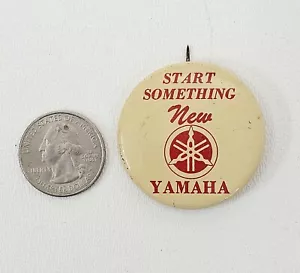 Pulsante Spilla Pubblicitaria Yamaha Moto 1,5" Vintage "Avvia Qualcosa di Nuovo" - Foto 1 di 2