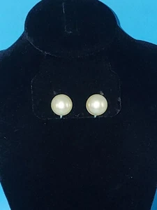 De colección. Pendientes de clip 1961 Sarah Coventry "Button Pearl" - Imagen 1 de 6