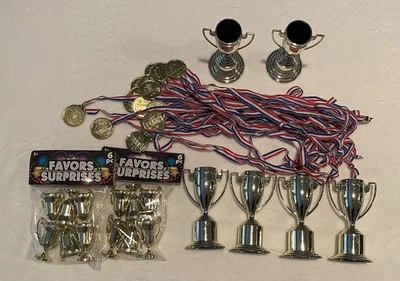 Lote de 35 piezas mini trofeos y medallas de oro niños deportes fútbol fiesta favores 5" 2,25" Foto 1 de 2