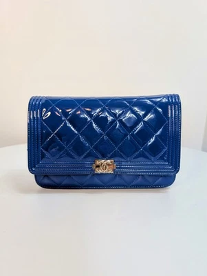 Cartera Chanel azul brillante de charol para niño con cadena (WOC) Foto 1 de 4
