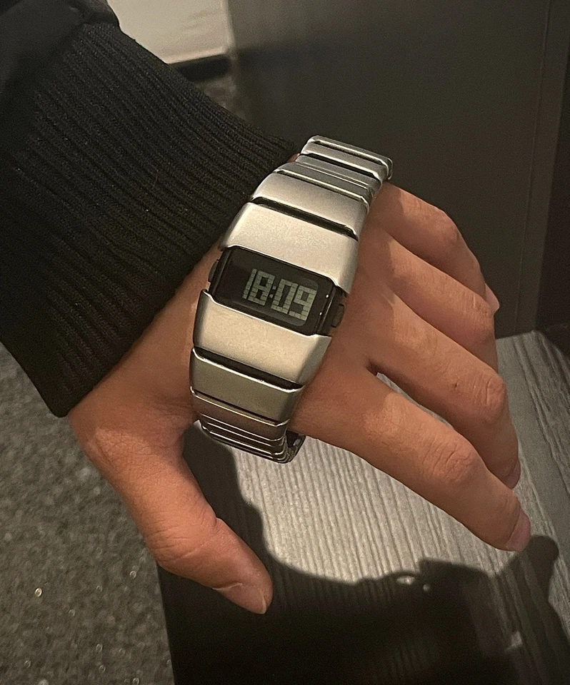 Reloj digital futurista para hombre Y2K cuarzo japonés - plata mate Foto 1 de 4