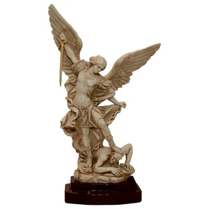 San Michele Arcangelo Scultura da Tavolo in Marmo Ocra con Base in Legno H 31cm - Imagen 1 de 6