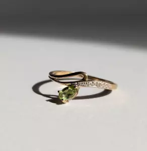9ct Yellow Gold Green Peridot Diamond Twist Ring Size L / 5.5 - Picture 1 of 7