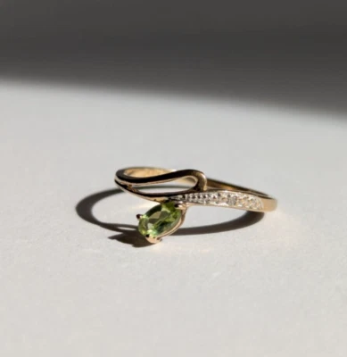 9ct Yellow Gold Green Peridot Diamond Twist Ring Size L / 5.5 - Image 1 of 4