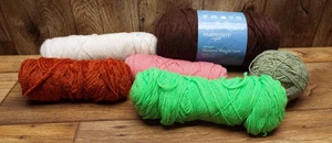 Gemischter Posten KUGELN Garne Teile - 2 PFUND + - GRANNIE QUADRATE STRICKEN/KROUSCHEN - Bild 1 von 3