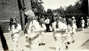 Foto De Colección Años 20 Niñas Pequeñas Rizos Largos Pelo En Desfile Disfraces Instantánea Extraña - Imagen 1 de 3