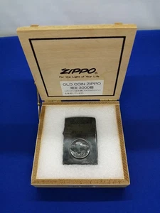 Encendedor de Aceite Modelo Moneda Antigua con Caja de Madera ZIPPO - Imagen 1 de 8
