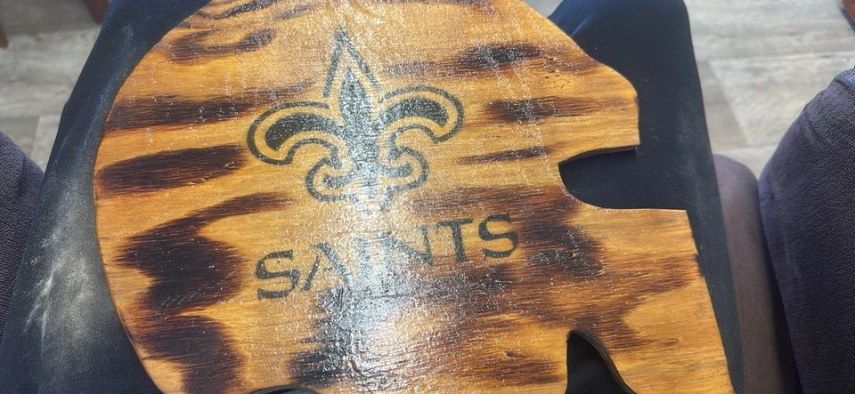 Decoración de pared de madera hecha a mano New Orleans Saints Foto 1 de 1
