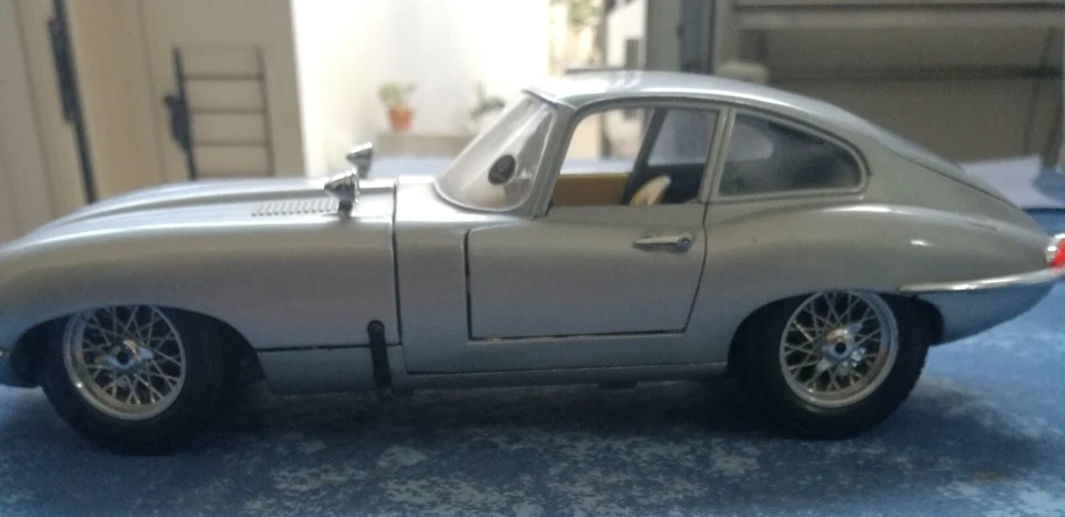 Jaguar e type 1961 sc 1:18 Burago come nuova senza scatola - Immagine 1 di 4