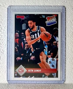 Tarjeta de novato Seth Lundy novato 2023-24 Panini NBA #40 clasificación Atlanta Hawks 1/715 - Imagen 1 de 2